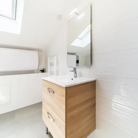 Le Pelisson 6 People Functional Gratte Ciel *